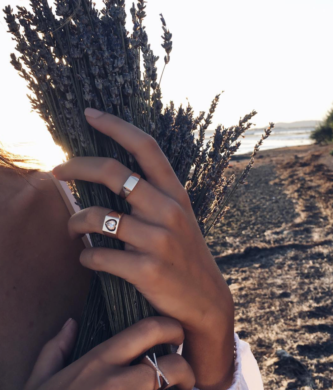 Kardium Ring aus 14 Karat Massivgold mit Steindetails