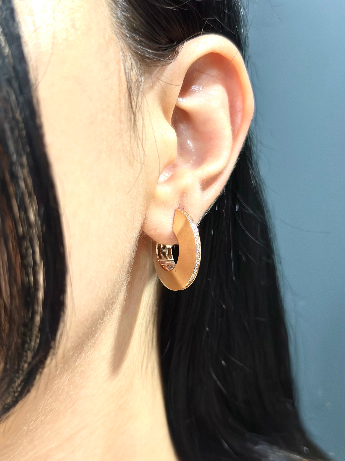 Zelira Ohrring aus 14 Karat Massivgold mit Steindetails