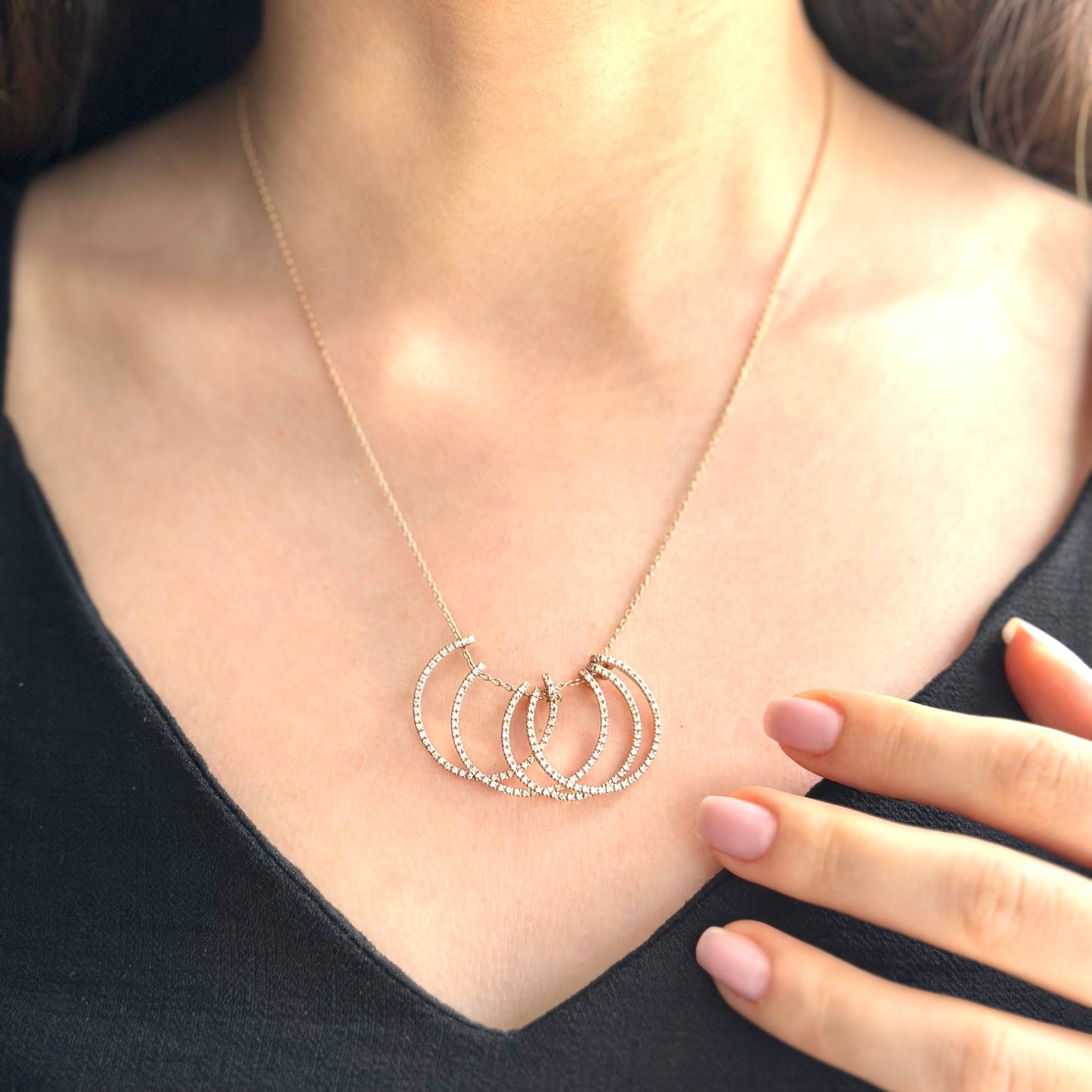 Iris Halskette aus 14-karätigem Massivgold mit Steindetails