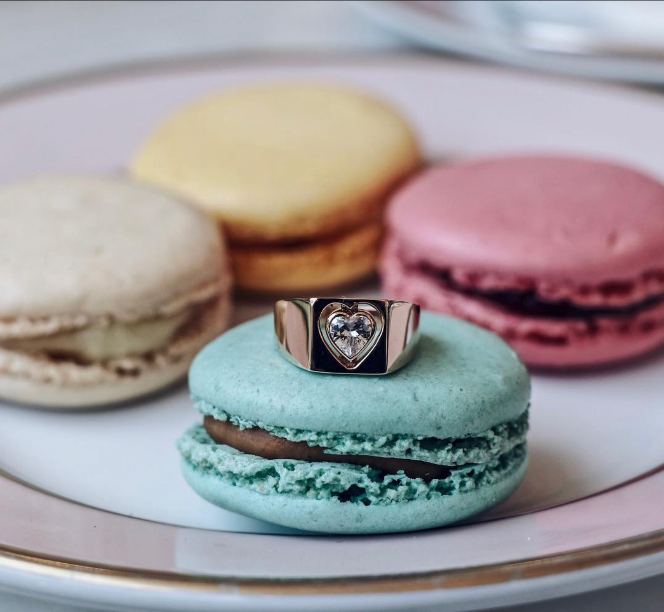 Kardium Ring aus 14 Karat Massivgold mit Steindetails