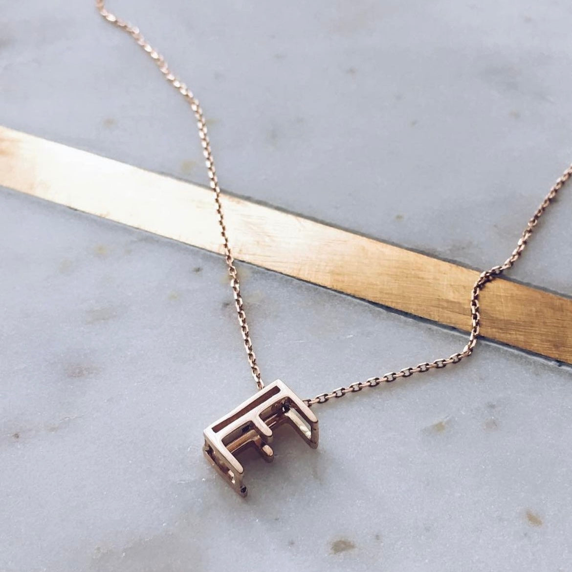 Charm Buchstaben-Halskette aus 14-karätigem Gold Roségold